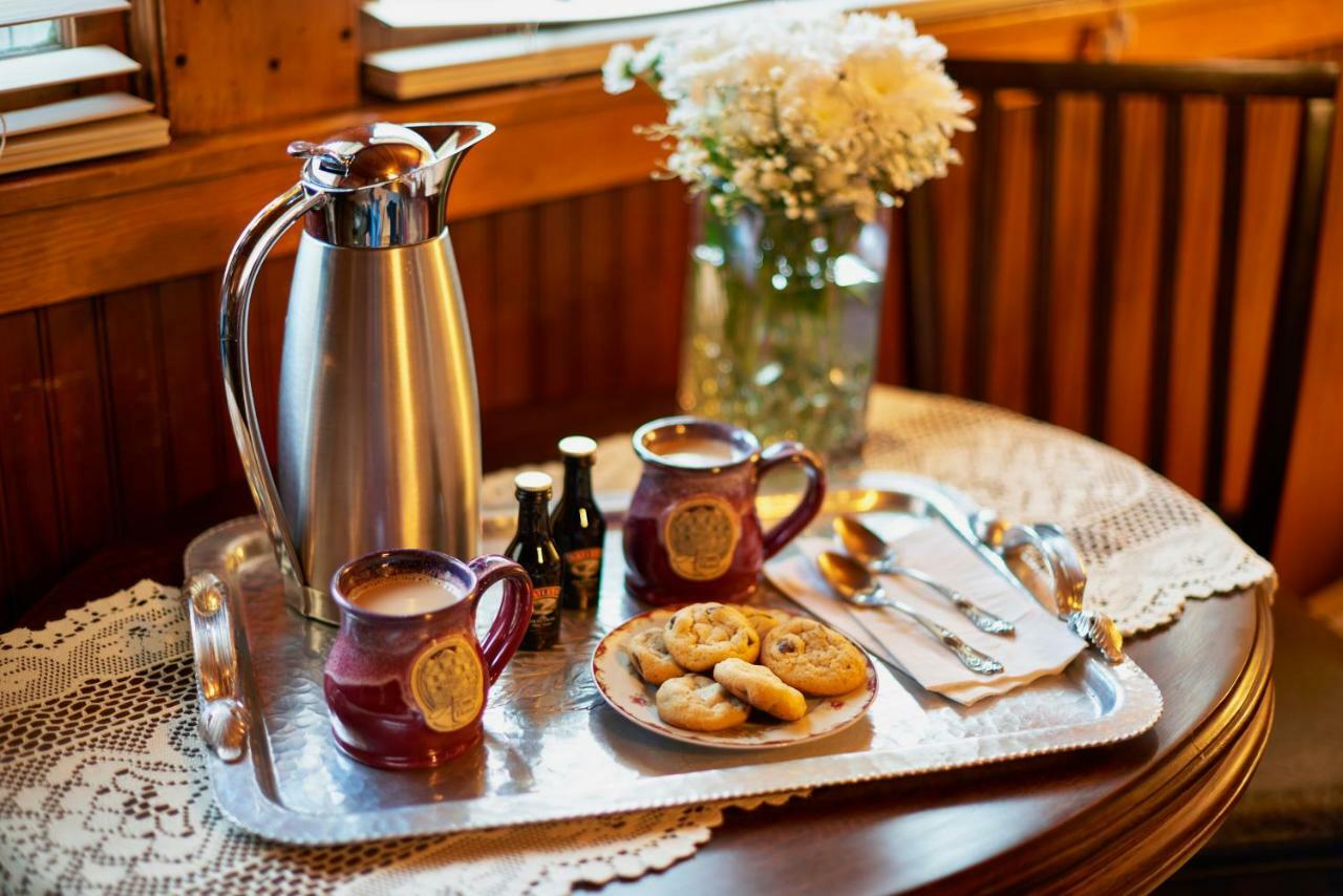Avenue Hotel Bed And Breakfast 마니투 스프링스 외부 사진