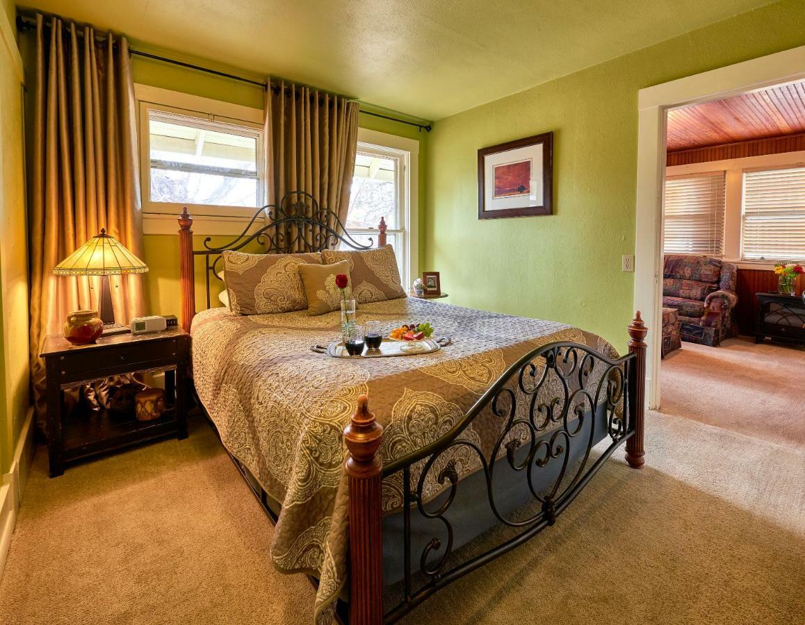 Avenue Hotel Bed And Breakfast 마니투 스프링스 외부 사진