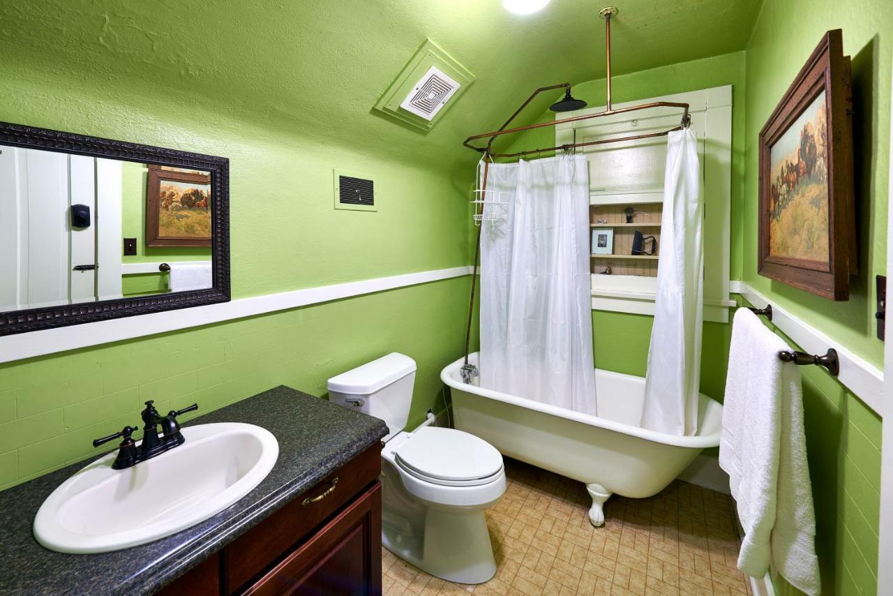 Avenue Hotel Bed And Breakfast 마니투 스프링스 외부 사진